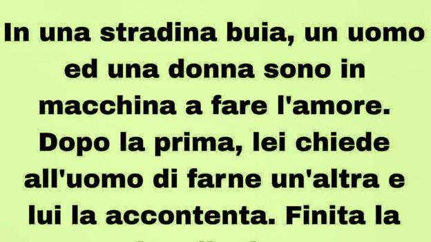 In una stradina buia un uomo e una donna si appartano