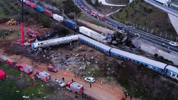 Collisione ferroviaria con decine di persone che hanno perso la vita