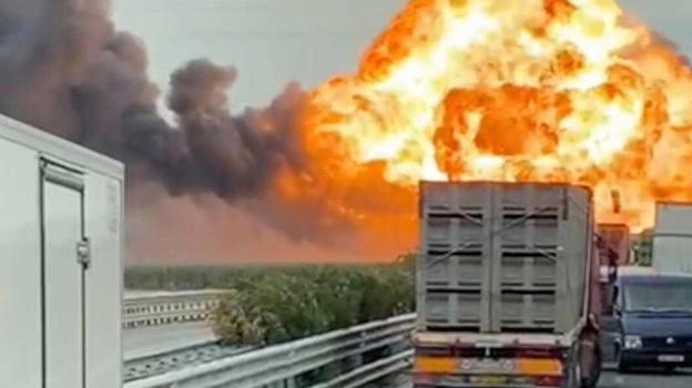 Autocisterna contro camion prende fuoco: ci sono feriti e decessi