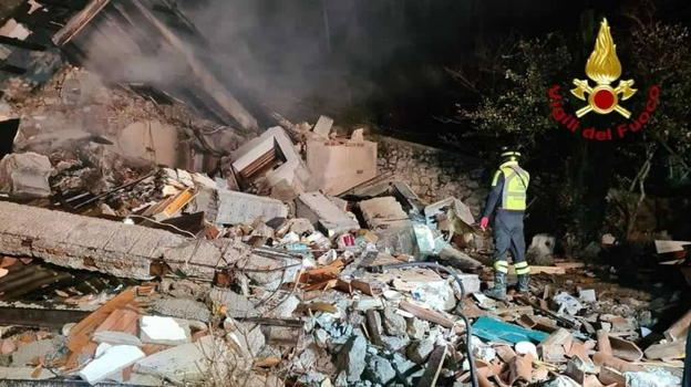 Italia, crolla villetta: ci sono persone sotto le macerie