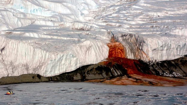 Cascate tutte rosse, ecco cosa sta succedendo