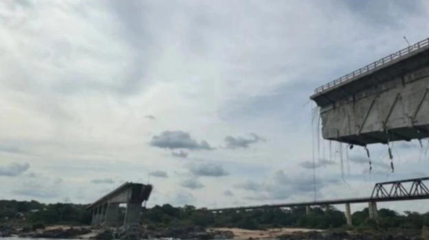 Crolla improvvisamente un ponte: numerosi dispersi e decessi
