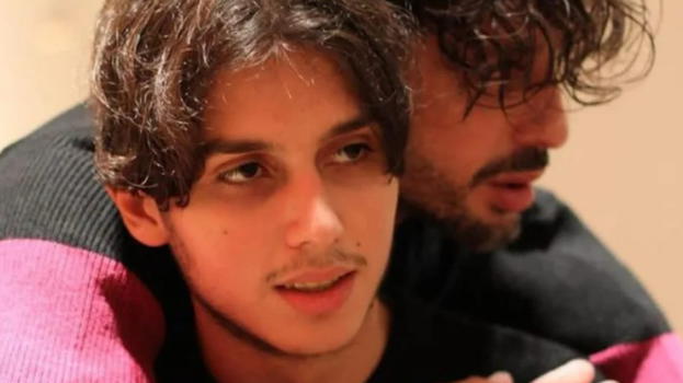 Fabrizio Corona pieno di gioia mostra l’abbraccio tra i due figli. Non sfugge il gesto di Carlos