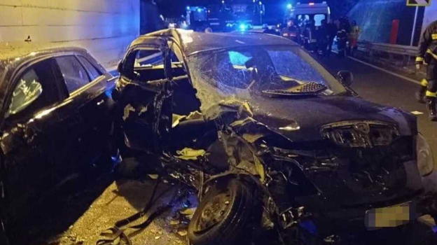 Italia, grave incidente sulla strada: coinvolti sei giovani, un 15enne ha perso la vita