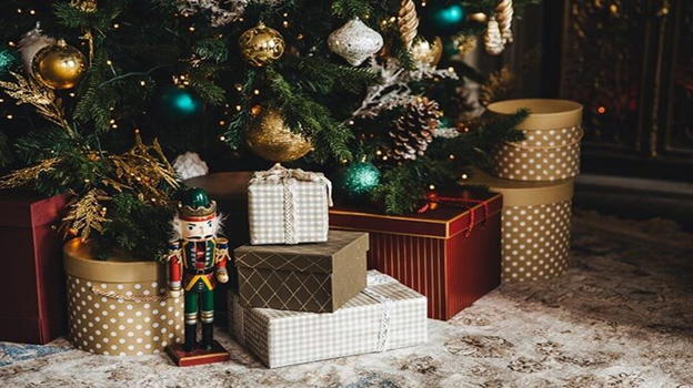Ladri in azione la Vigilia di Natale: "Hanno scartato pure i regali sotto l’albero…"