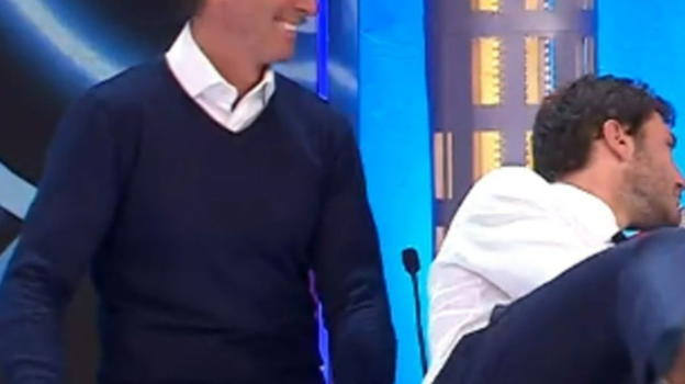 Raptus di Stefano De Martino ad Affari Tuoi: si avvicina alla pacchista e..