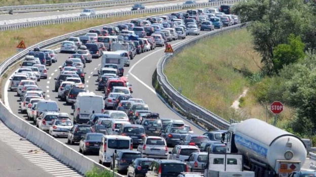 Italia, inferno nel tratto autostradale: ci sono km di coda