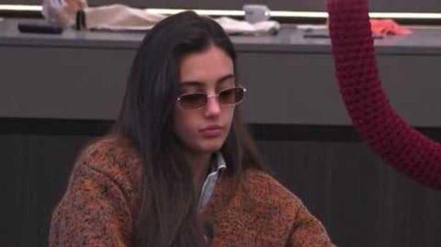 GF caos nella notte, Zeudi scopre Helena con Javier e sbotta