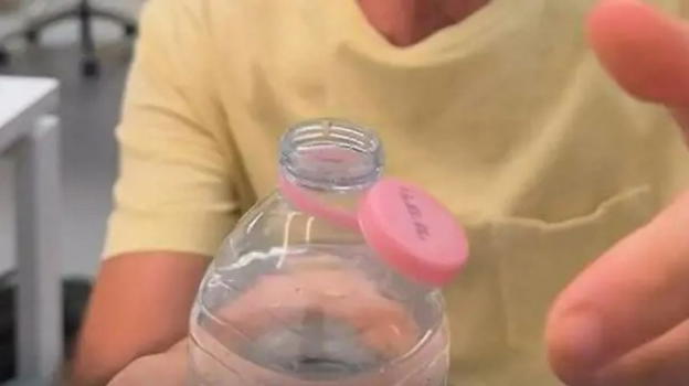 Dopo il tappo che non si stacca ecco la novità per le bottiglie di plastica nel 2025