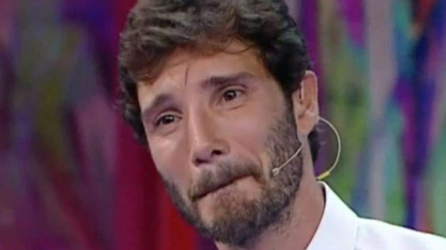 Stefano De Martino, scoppia a piangere nel bel mezzo di Affari Tuoi
