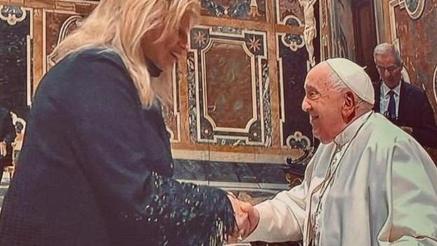 Iva Zanicchi dal Papa, siparietto tutto da ridere