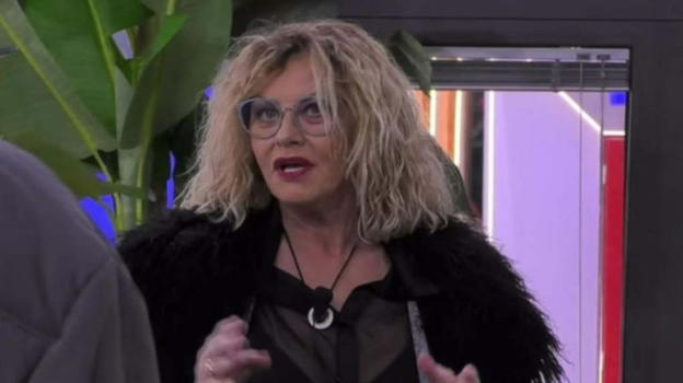 "La moglie Imma beccata con un’altra" Eva Grimaldi si sente male in diretta