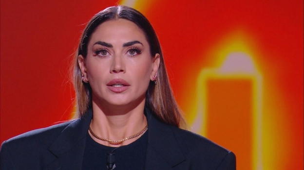 Melissa Satta non le porta, il momento imbarazzante in diretta: "È senza mutande"