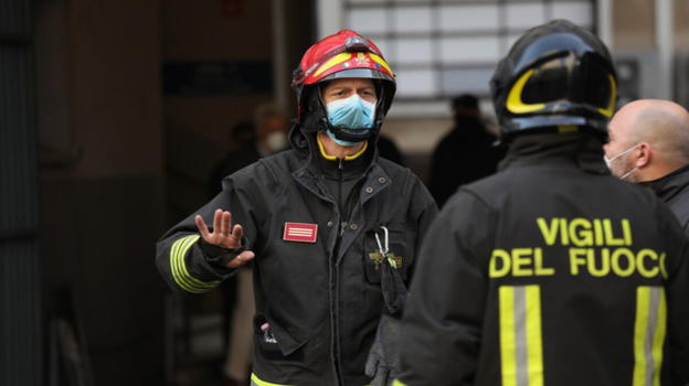 Italia, albero cade e centra in pieno uno scuolabus carico di bambini