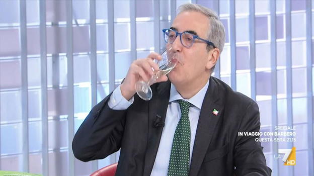 Gasparri beve in diretta tv e fa il test dell’etilometro: i risultati