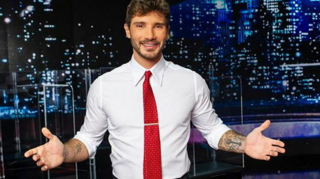 Affari Tuoi, Stefano De Martino spoilera tutto: se lo lascia sfuggire nel finale
