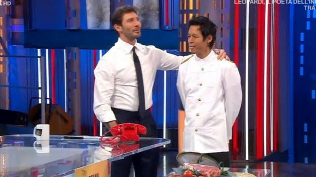Affari tuoi nel caos, l’inaspettato sfogo di Thanat lascia di stucco Stefano De Martino