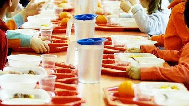 Bimba lasciata a digiuno dalla maestra, poi si giustifica: "Il padre è…"