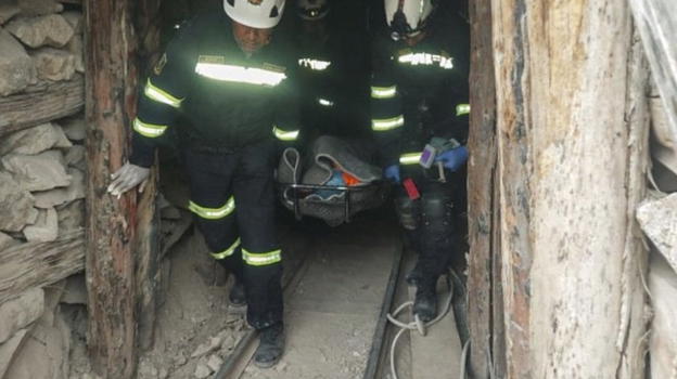 Forte boato e poi il crollo, il bilancio è gravissimo: centinaia di persone intrappolate e decine di deceduti