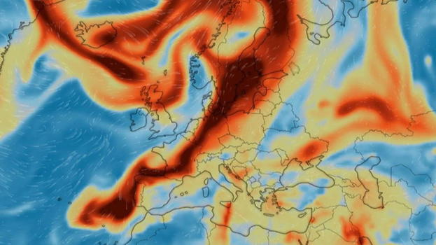 Italia, allarme nube tossica: "Restate in casa"
