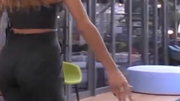 Helena l’ha gettato prima di uscire: tutti senza parole