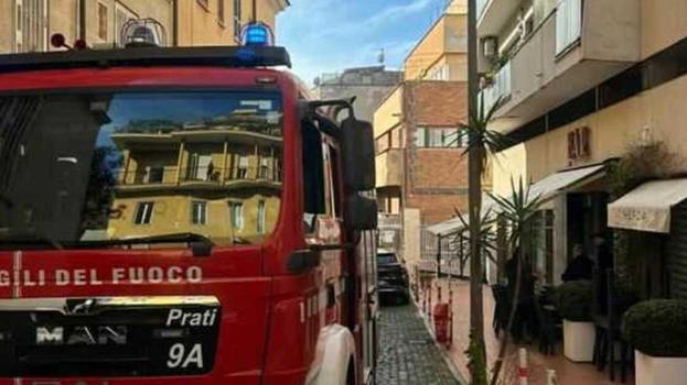 Apre la porta dell’ascensore e precipita nel vuoto: soccorsi sul posto