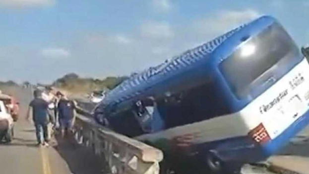 Bus esce di strada e precipita pieno di passeggeri a bordo, non si ferma il conto dei coinvolti