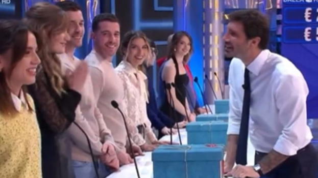 Affari Tuoi, Stefano De Martino viene respinto dalla pacchista Sara