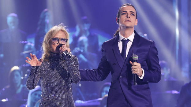 Valerio Scanu si lamenta del duetto con Rita Pavone che risponde: "Mettiti un amplifon…"