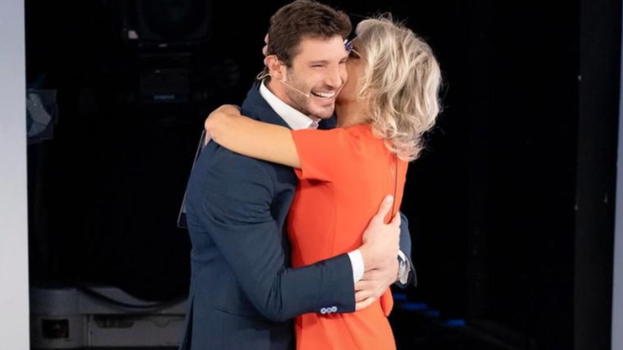 C’è Posta per Te, ecco cosa ha detto Maria de Filippi all’orecchio di Stefano de Martino