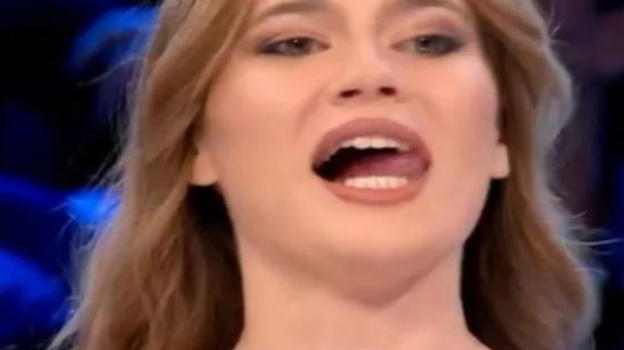 Affari tuoi, l’inaccettabile gesto di Sara all’apertura dell’ultimo pacco scatena il caos