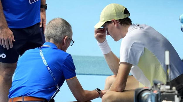 Paura per Jannik Sinner, malore per il tennista italiano agli Australian Open