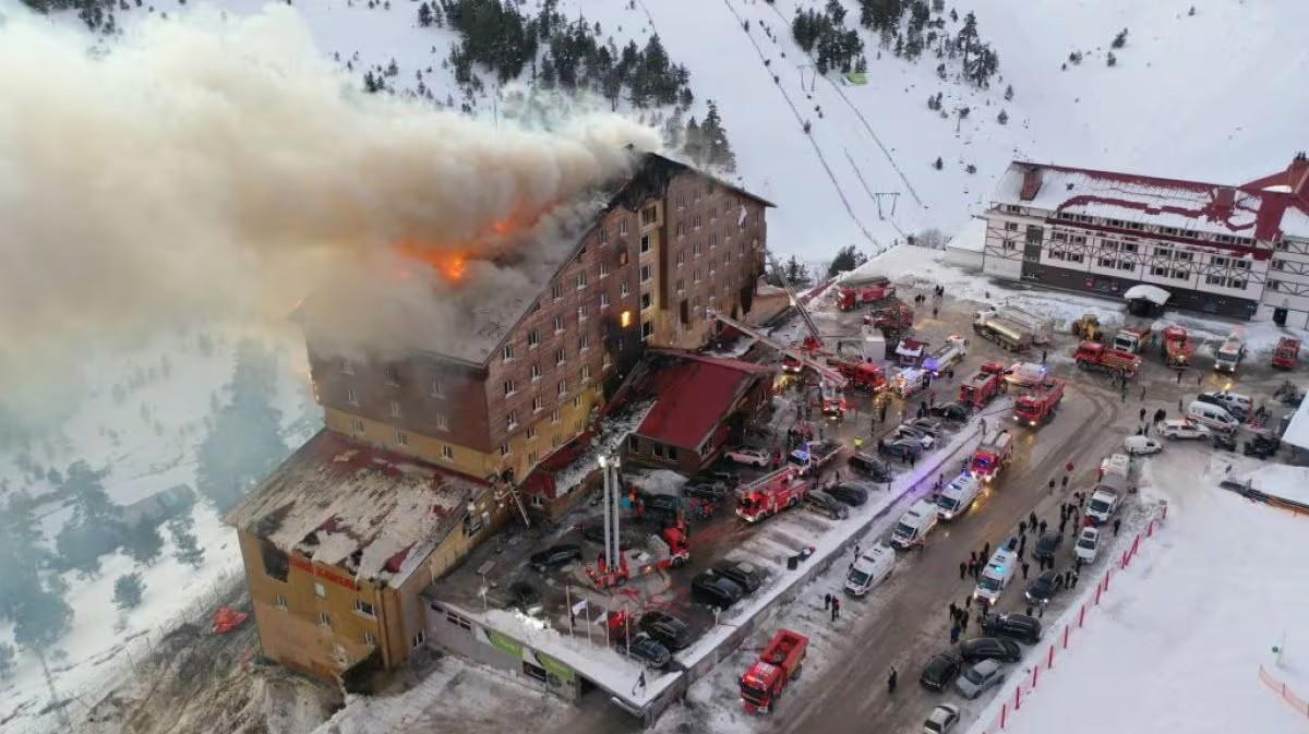 Incendio nell’hotel della stazione sciistica: ci sono decessi