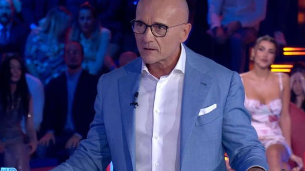 Grande Fratello, l’annuncio a tarda notte di Signorini: "Voi 2 fuori"