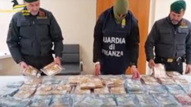 Trovato con 863mila euro in contanti: la sua giustificazione