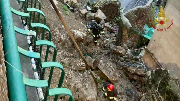 Italia, forte boato e poi il crollo, soccorsi in azione: si scava sotto le macerie