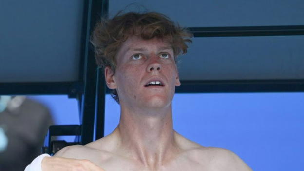 “Bianco come un lenzuolo, ora lo ha passato a me”. Cahill rompe il silenzio su cosa ha avuto Sinner