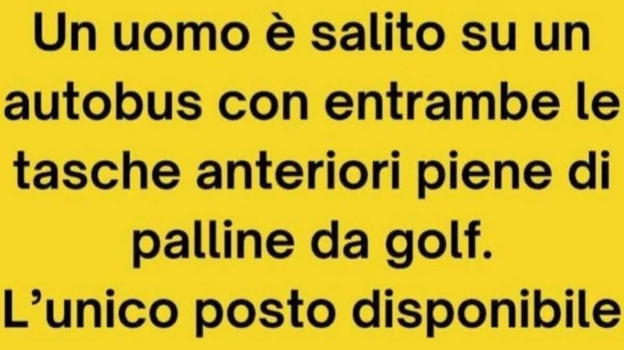 Un uomo sale su un autobus con le tasche piene di palline da golf
