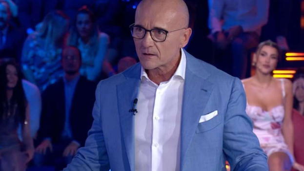 Grande Fratello, l’annuncio di Signorini a tarda notte: "Devi lasciare la casa"