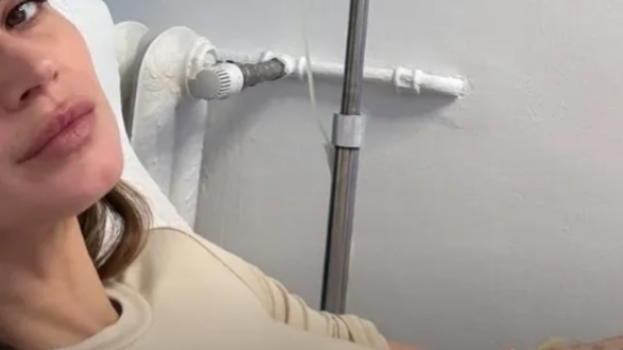 Melissa Satta, la foto con la flebo preoccupa i fan