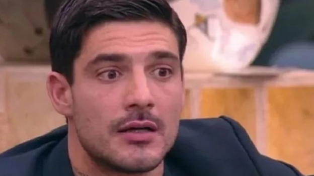 Grande Fratello, Lorenzo è fuori controllo e lancia una sedia: il motivo