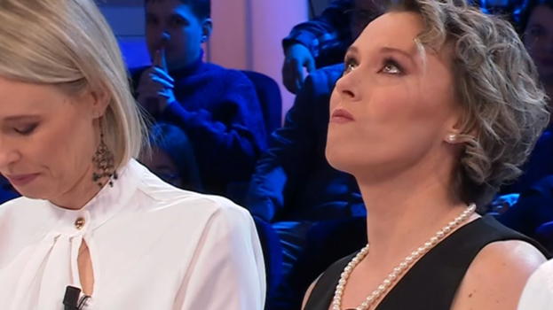 "Conosciamo il valore dei soldi". Affari tuoi, Elisa commossa accetta l’offerta del dottore e poi il dramma