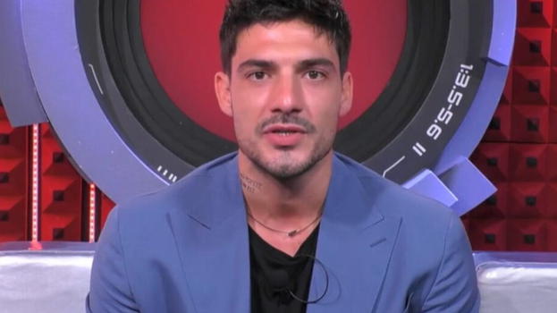 Lorenzo chiamato al confessionale: cosa sta succedendo