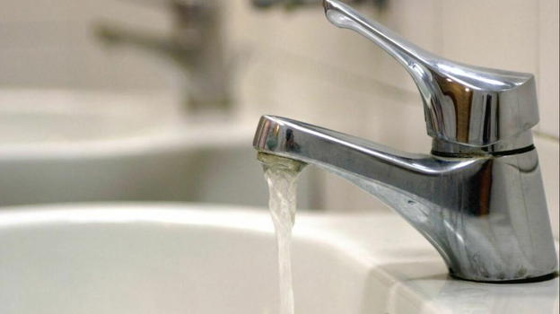 Non si accorge della perdita d’acqua dal rubinetto: ecco quanto gli viene di bolletta