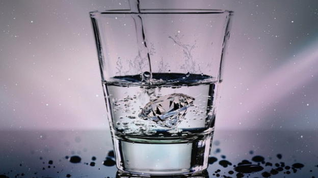 Fa bene bere acqua appena svegli? La risposta degli esperti