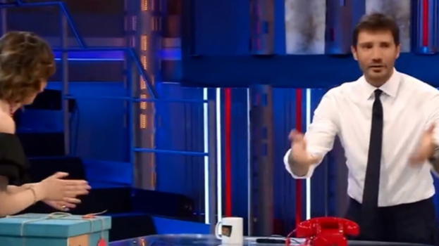 Affari Tuoi, De Martino show: "Perché Irene è single"