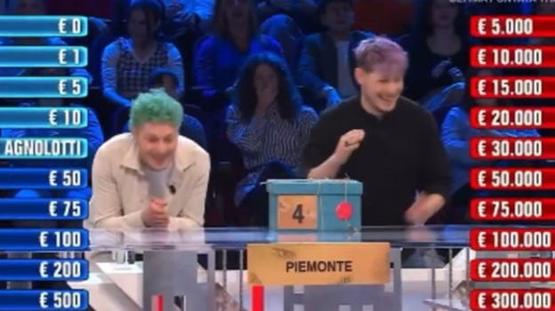 Affari Tuoi, la reazione isterica dei gemelli: De Martino e spettatori senza parole