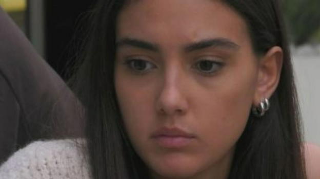Zeudi in lacrime: gli autori le danno della maleducata in confessionale perché..