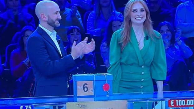Affari Tuoi, il marito convince Federica che accetta l’offerta del dottore, poi la frase che genera il caso