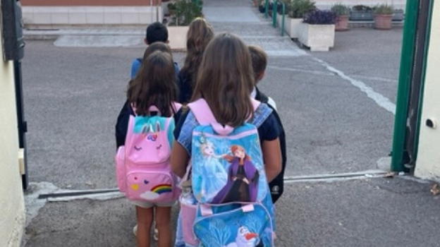 Bimba di 6 anni va a scuola da sola: "Mamma è caduta…"